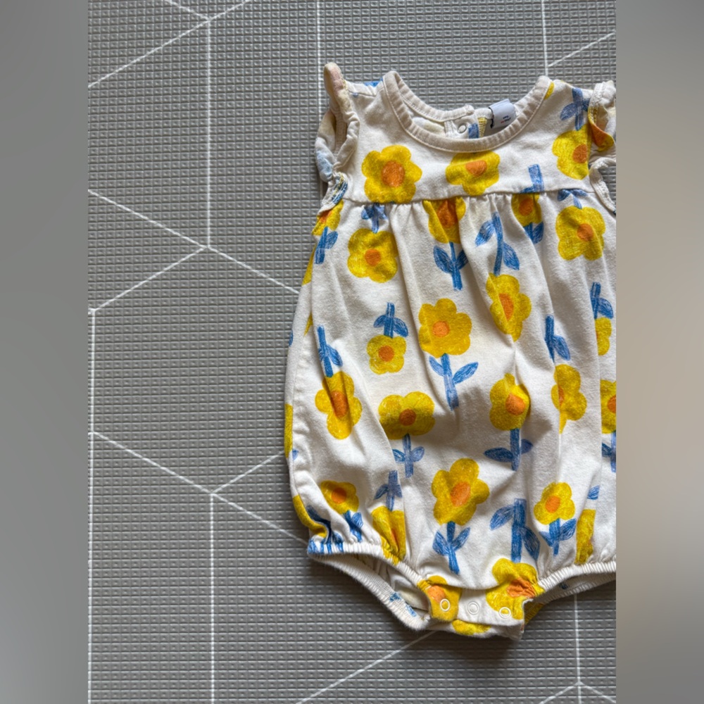 Old Navy|Baby girl white & yellow Floral bubble romper,boho summer staple•12-18M